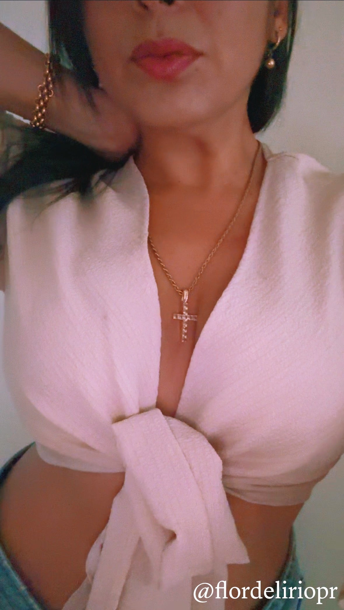 Cruz zirconia necklace