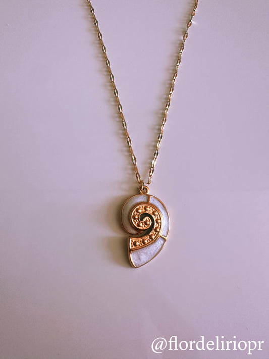 Golden conch beach necklace