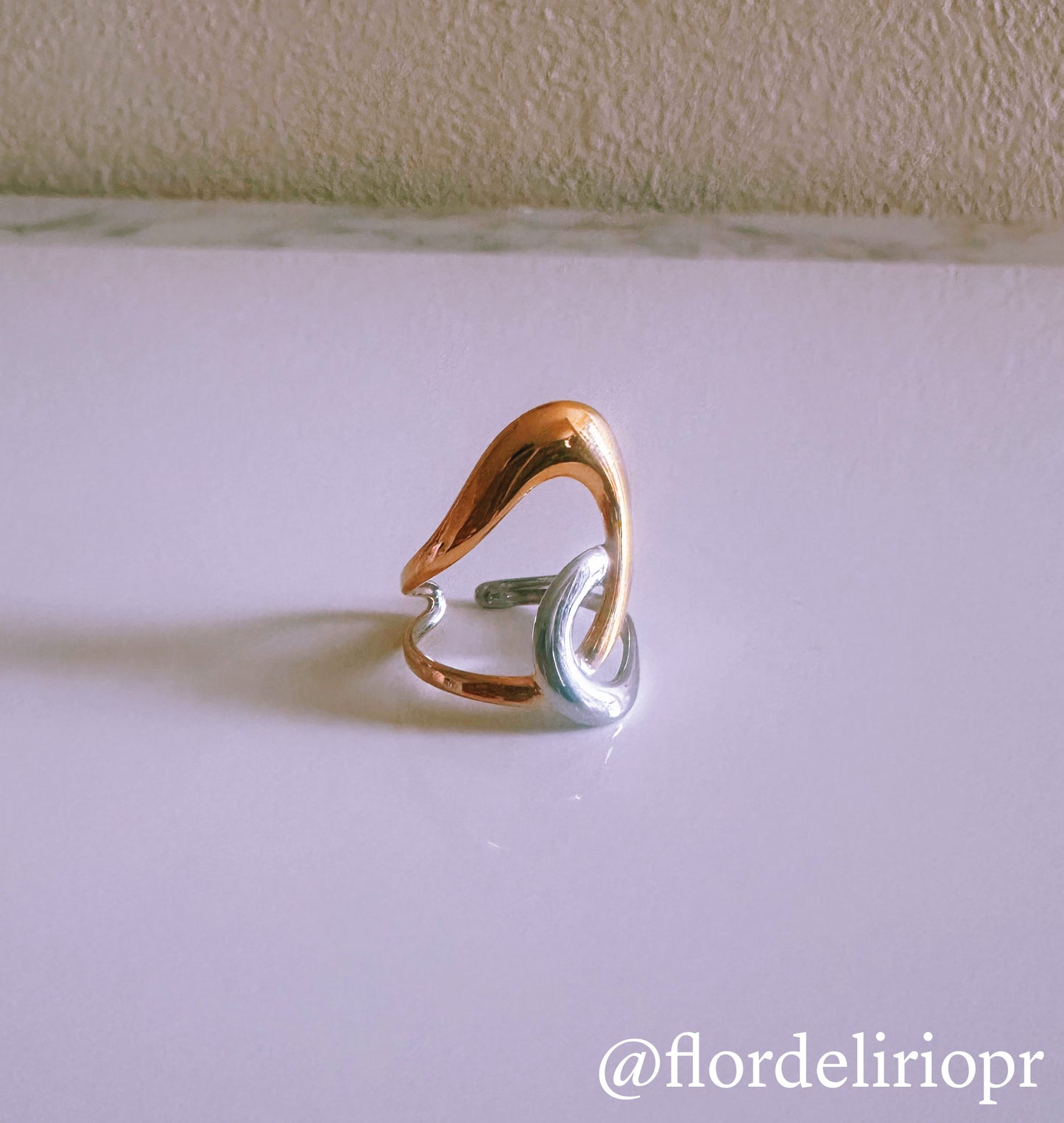 Two tones ovals ring