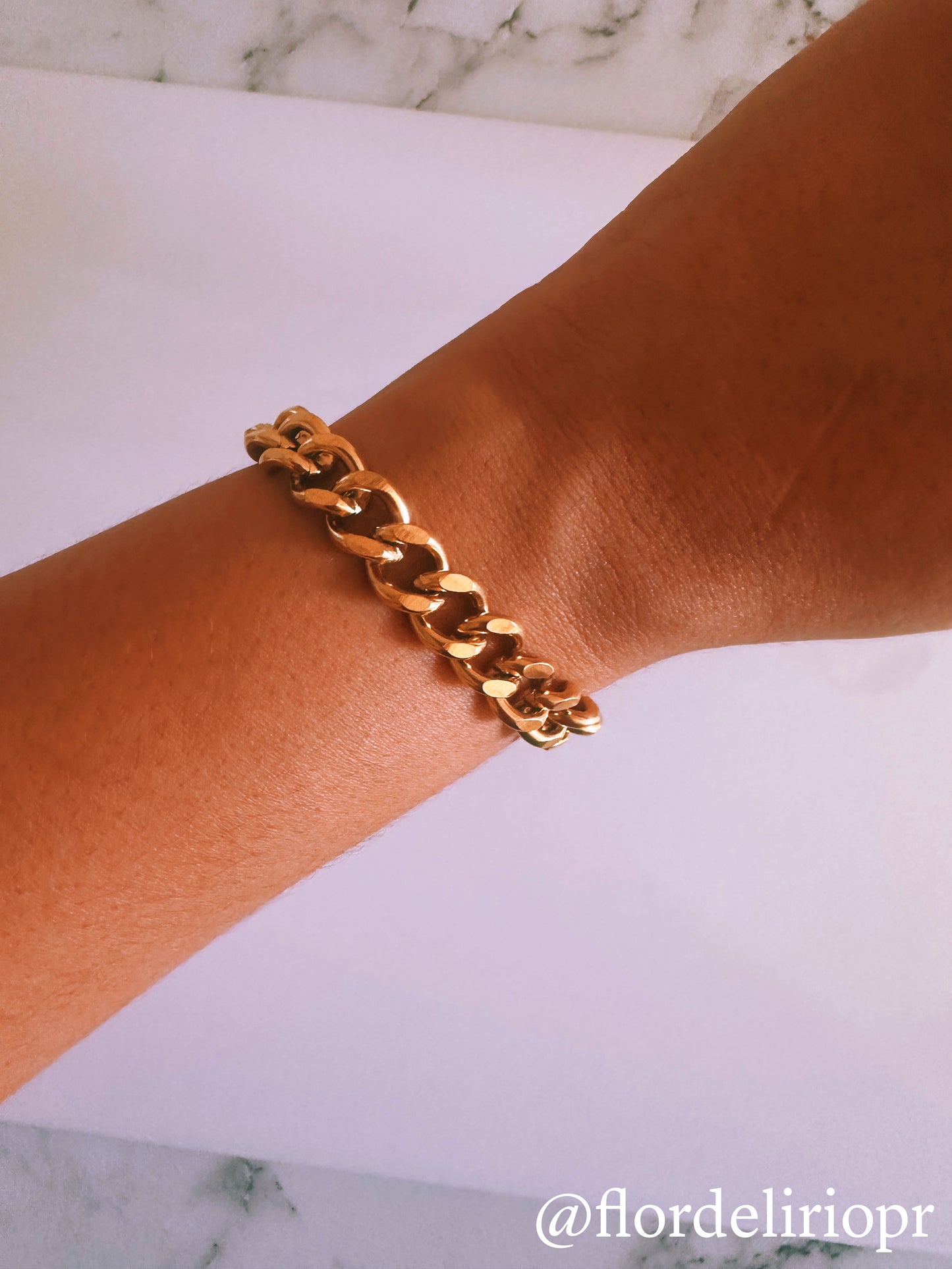 Chunky golden bracelet