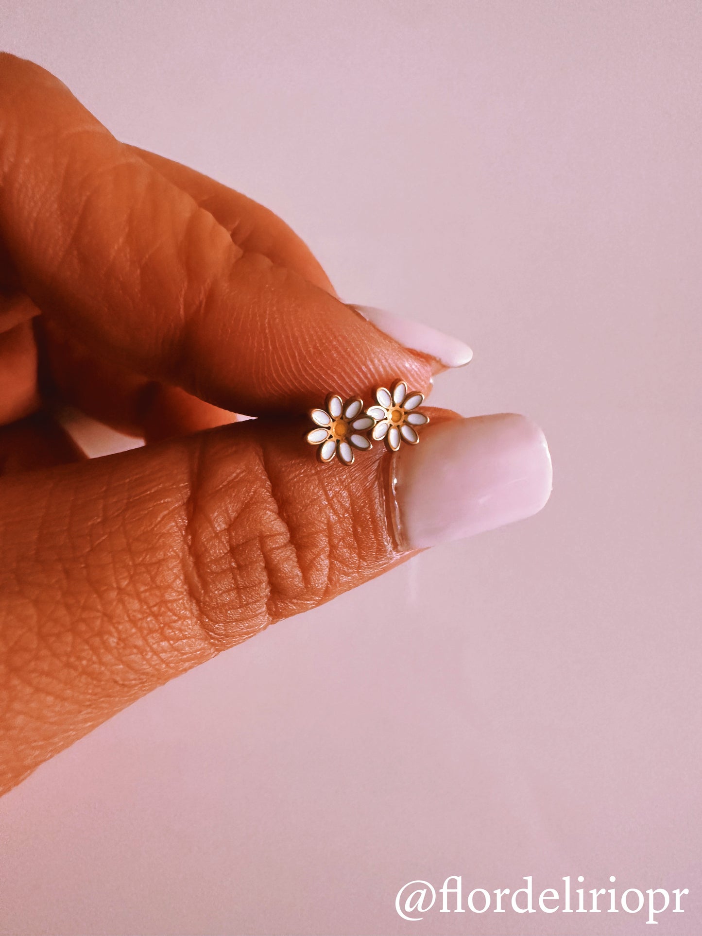 Mini daisy studs