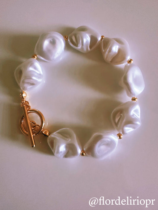 Abstract pearls bracelet