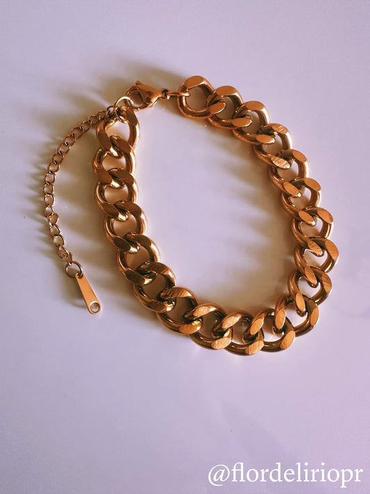 Chunky golden bracelet