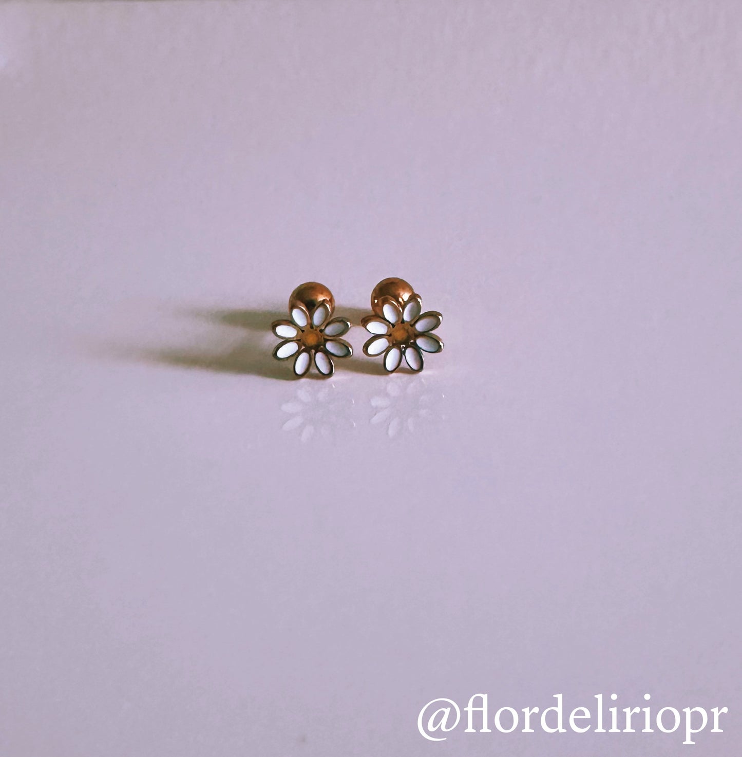 Mini daisy studs