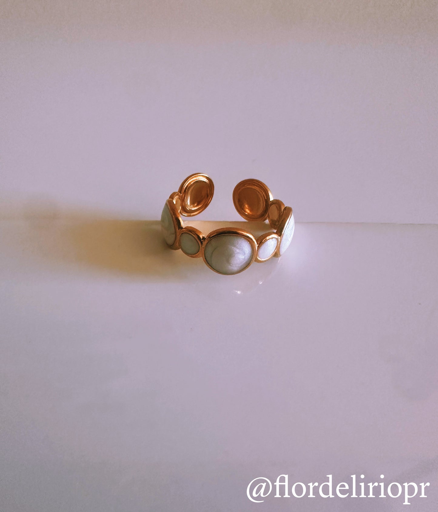 Nacre dots gold ring