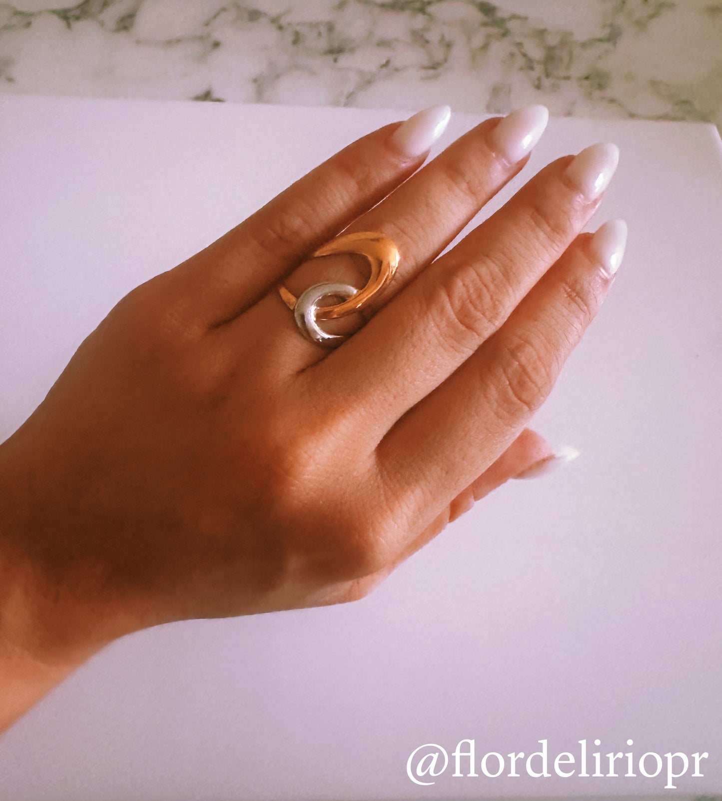 Two tones ovals ring