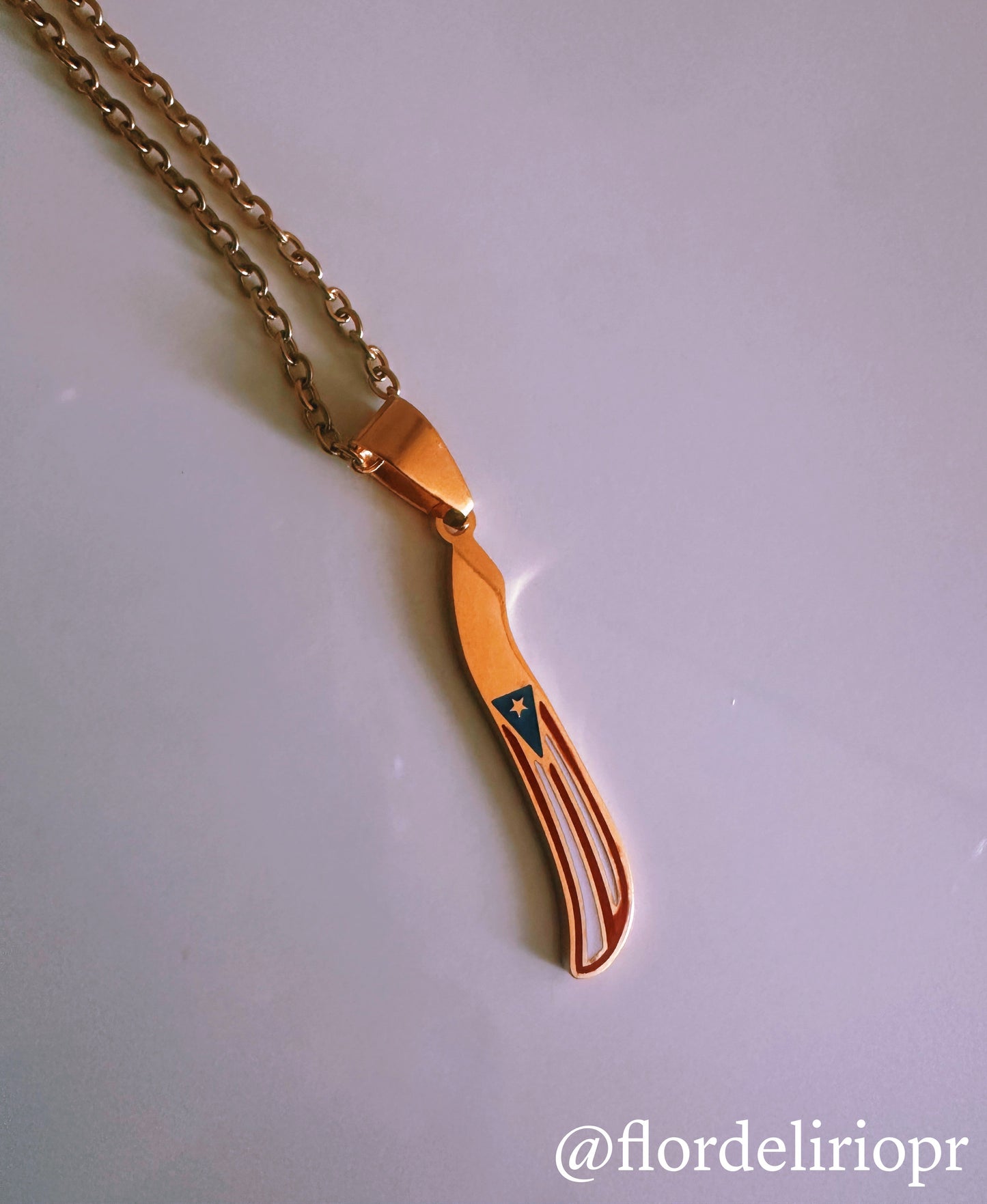 Machete y bandera necklace