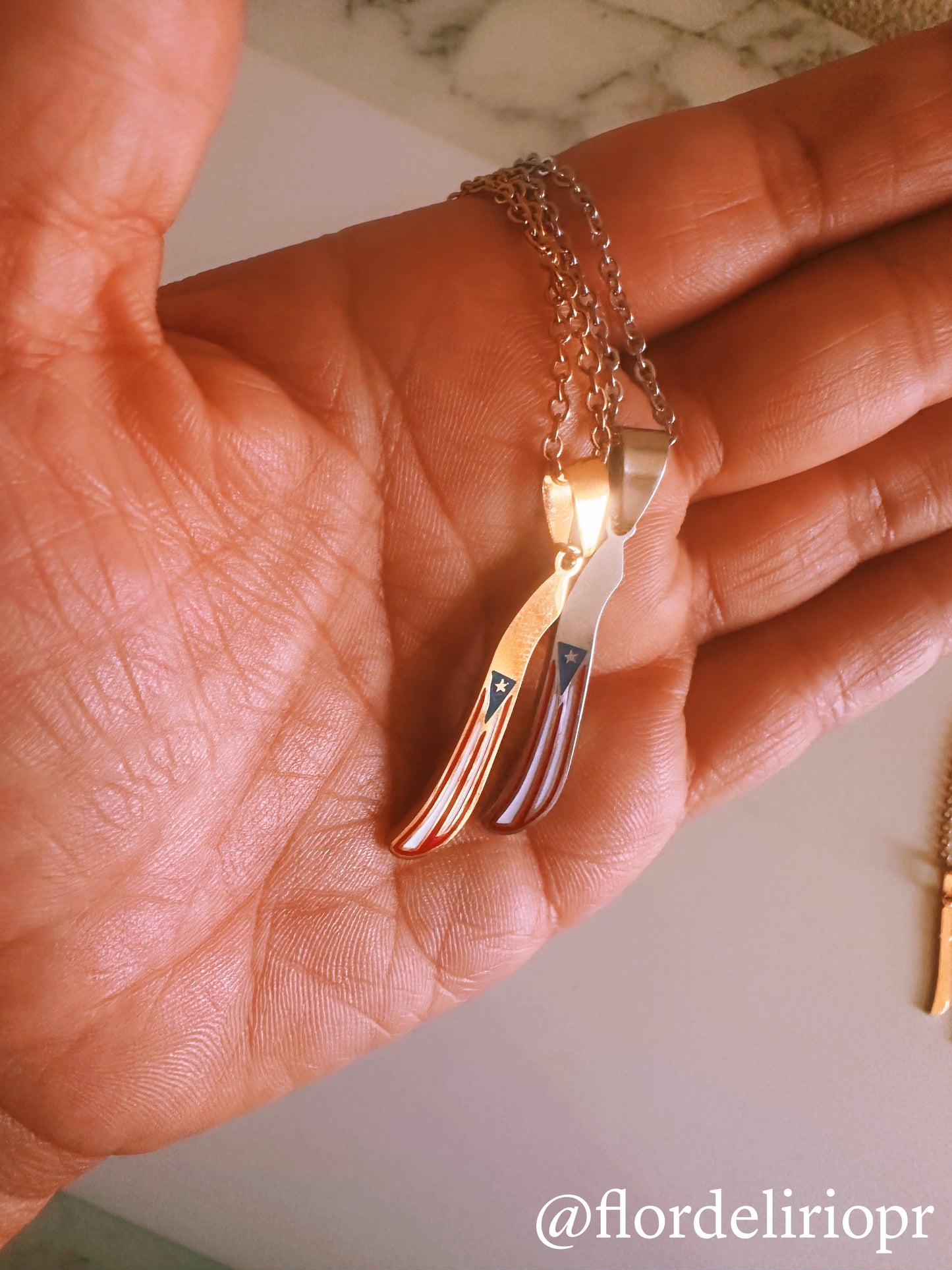 Machete y bandera necklace