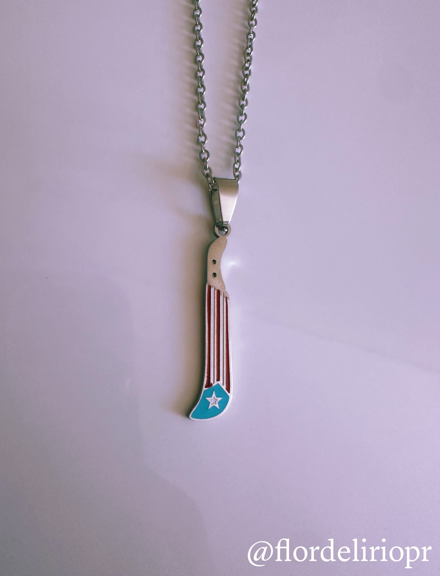 Machete y bandera necklace