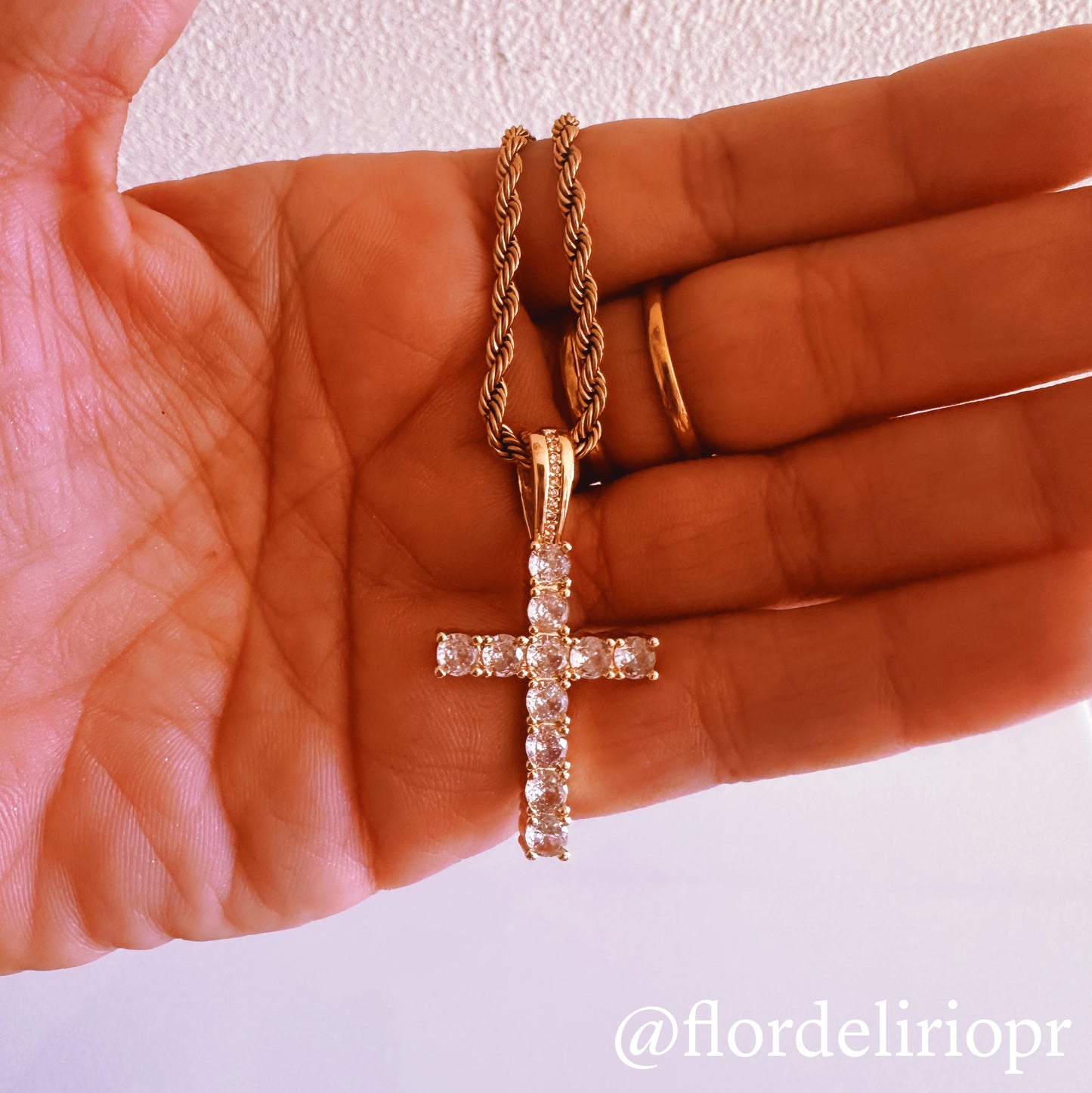 Cruz zirconia necklace