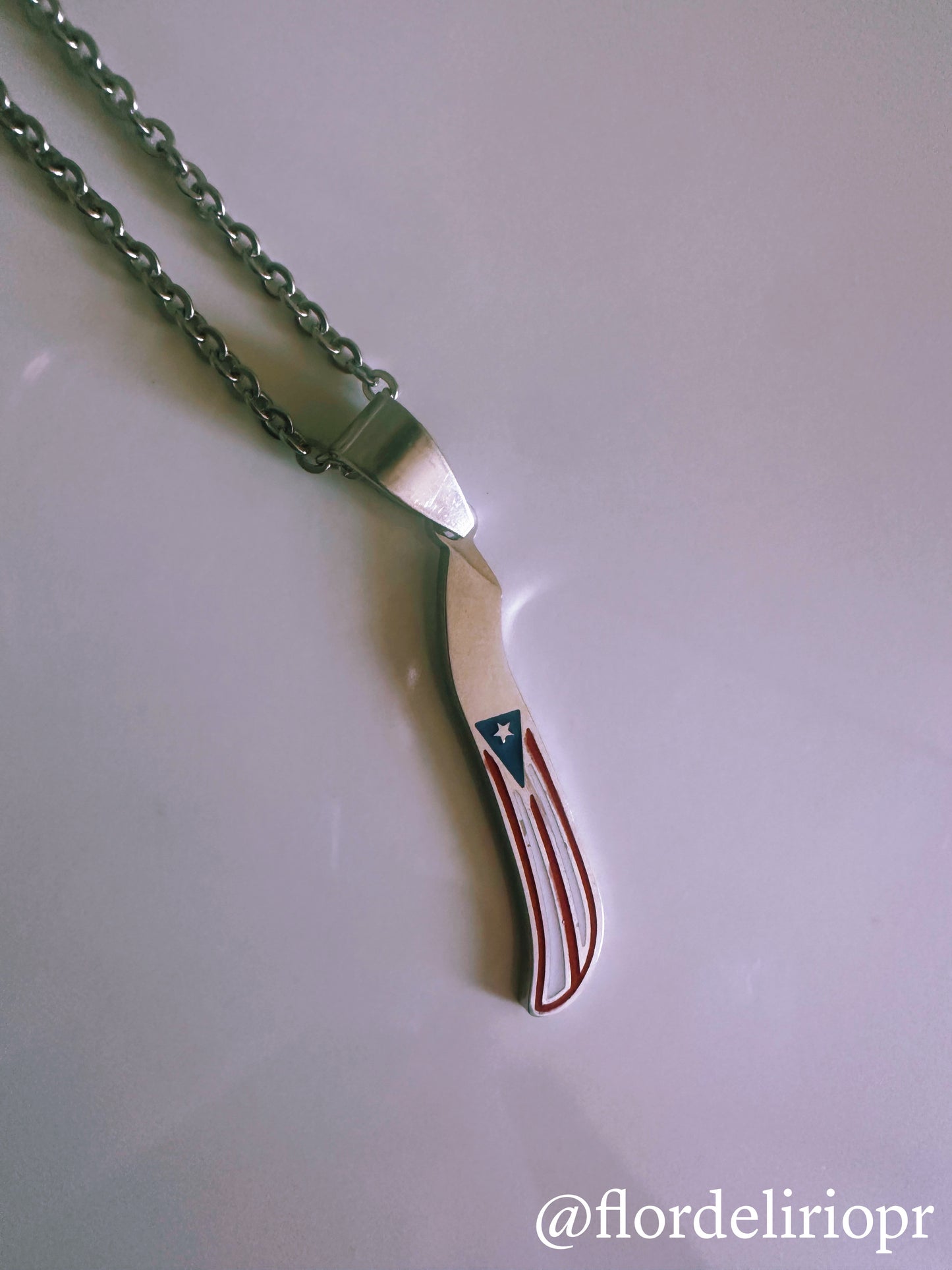 Machete y bandera necklace