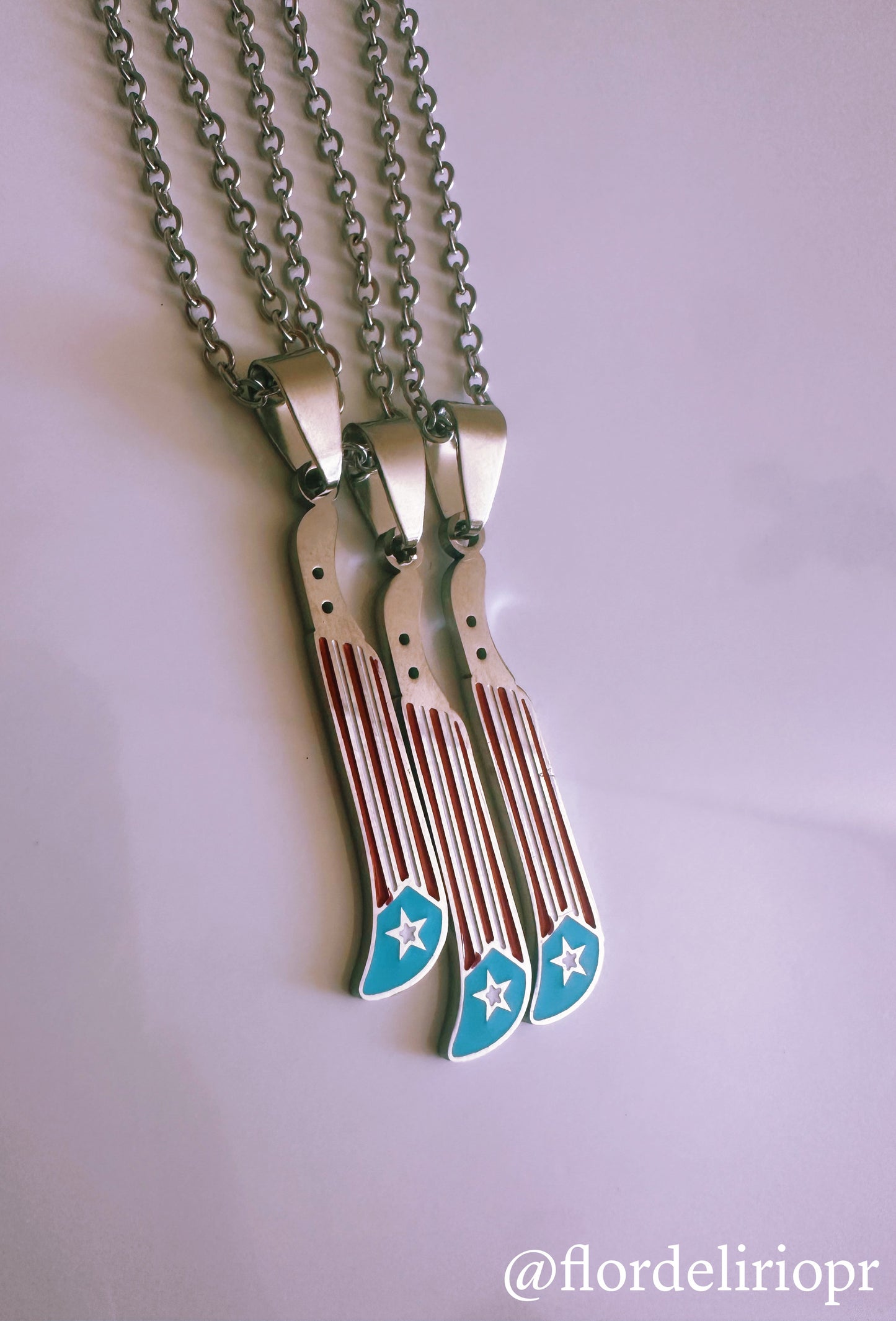 Machete y bandera necklace