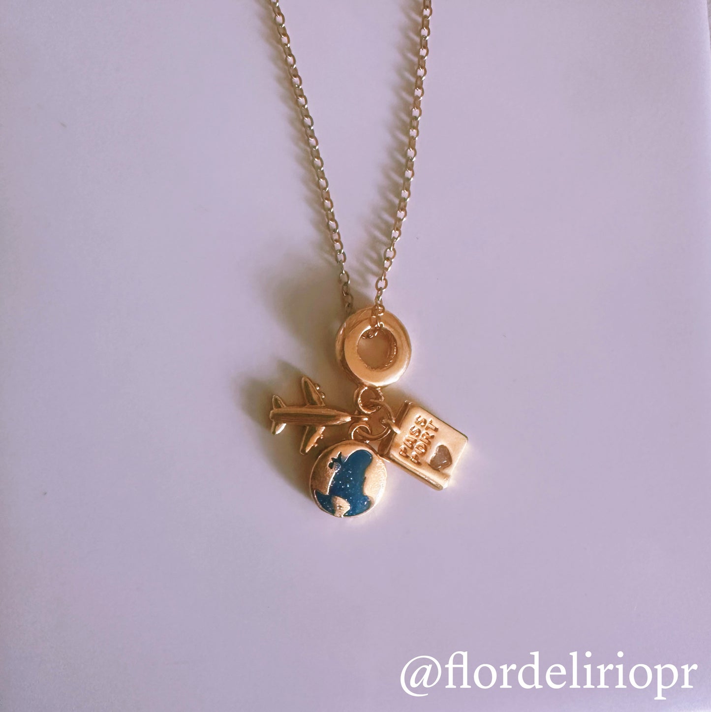 Viajando por el mundo necklace
