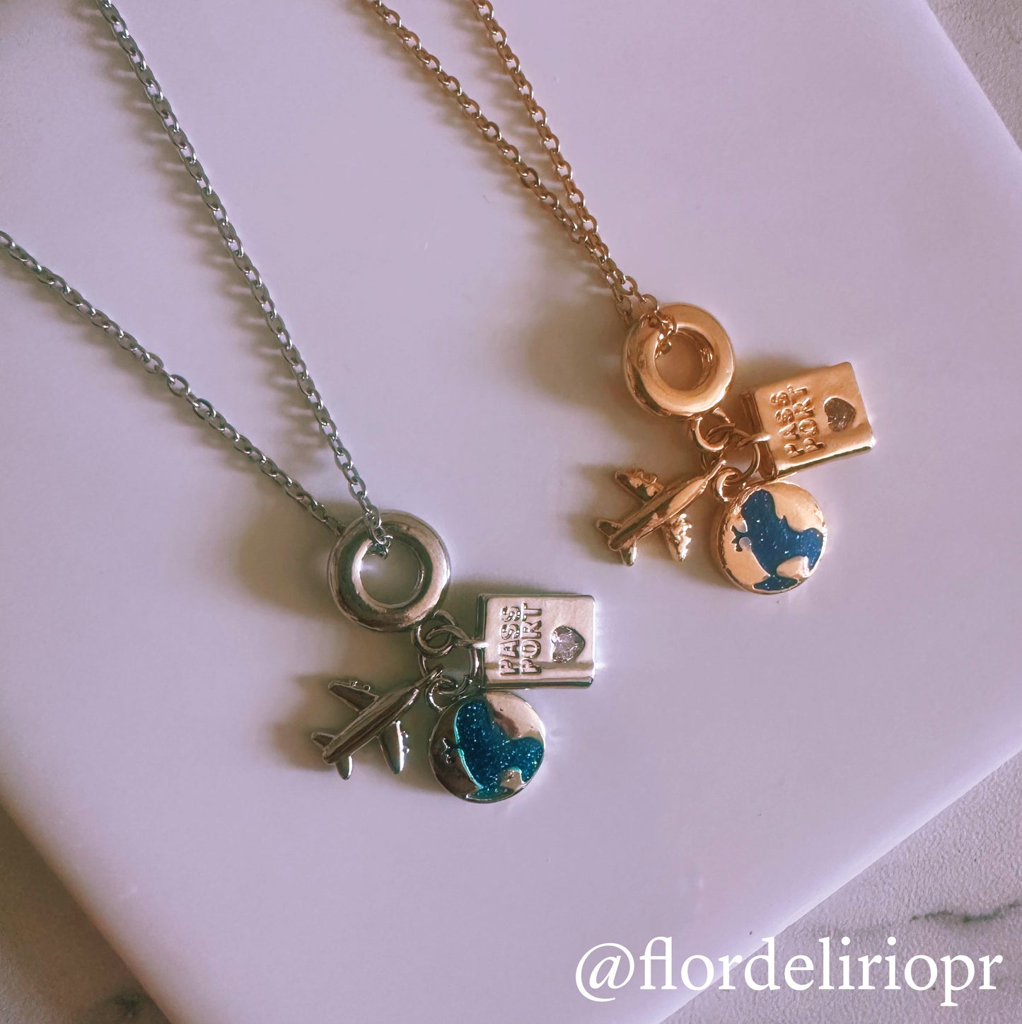 Viajando por el mundo necklace